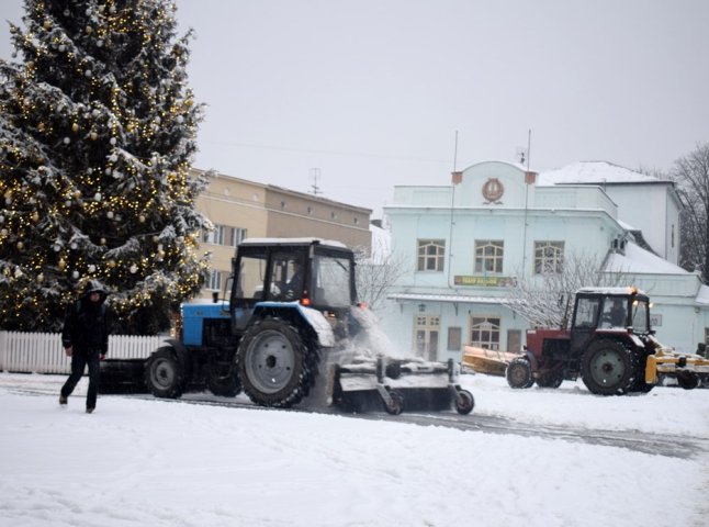 Комунальники із ночі розчищають вулиці Ужгорода від снігу