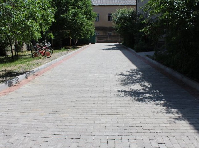 На вулиці Партизанській у Мукачеві завершили ремонт внутрішньоквартального проїзду та тротуару