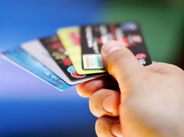 Прийде підозріле SMS, далі з картки можуть зникнути гроші: для українців озвучили попередження