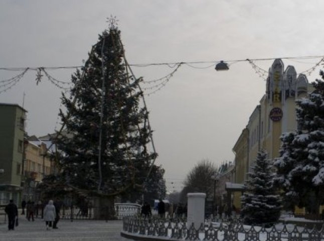 Цьогоріч на головній ялинці Мукачева заощадять