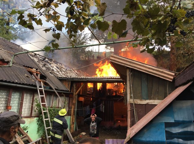 Пожежа на Свалявщині: загорілись гараж та хлів