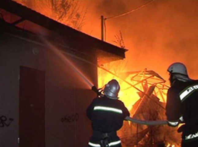 У Чинадієві під час гасіння пожежі стався вибух, двоє рятувальників у лікарні