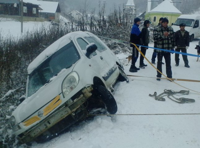 На Тячівщині автівка з чотирма пасажирами вилетіла у кювет