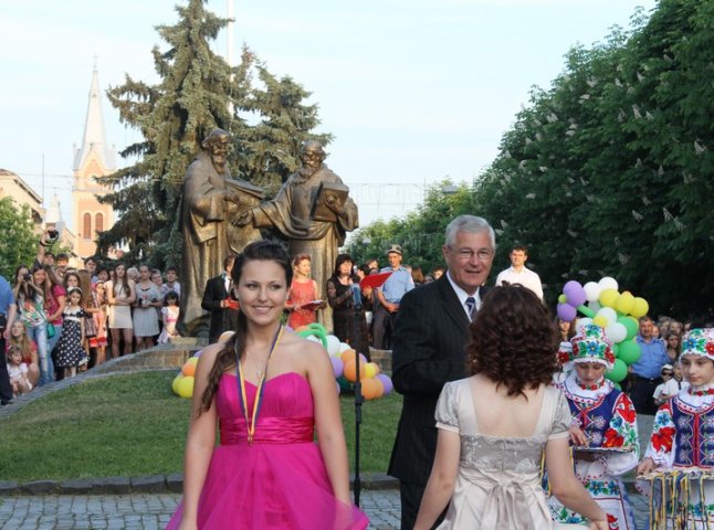 Прощавай школо! Або парад випускників в Мукачеві (ФОТОРЕПОРТАЖ)  