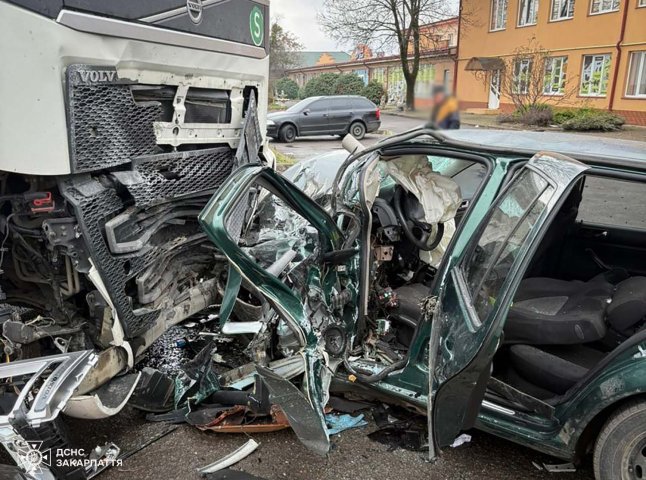 У Мукачеві рятувальники витягали водія з понівеченого автомобіля