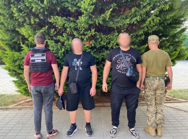 На околиці міста Чоп затримали двох чоловіків На околиці міста Чоп затримали двох чоловіків