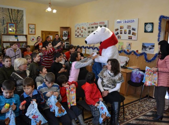 Подарунки на Різдво презентували благодійники для дітей з Домбоківської школи-інтернату (ФОТО)