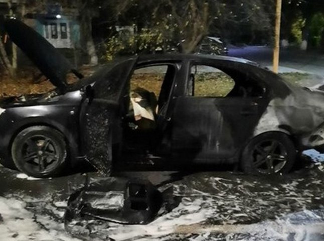 Вночі в Ужгороді чоловік підпалив авто жінці