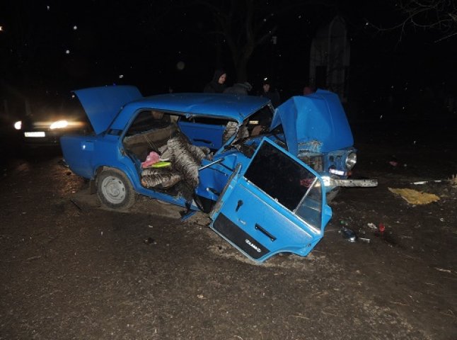 У Берегові п’яний водій на великій швидкості врізався у дерево. Жінка та двоє дітей у реанімації (ФОТО)