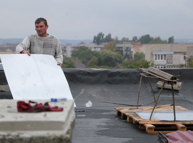На одній із вулиць Мукачева проводять капремонт даху багатоповерхівки