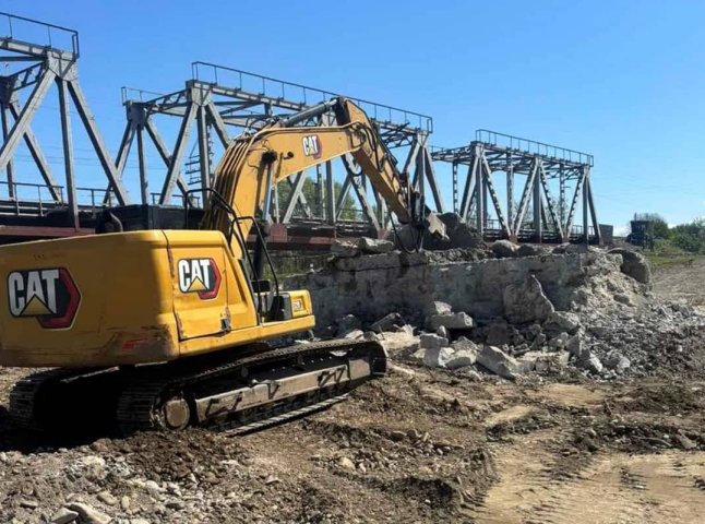 Роботи по демонтажу аварійного мосту між Бедевлею та Тересвою вийшли на заключний етап Роботи по демонтажу аварійного мосту між Бедевлею та Тересвою вийшли на заключний етап