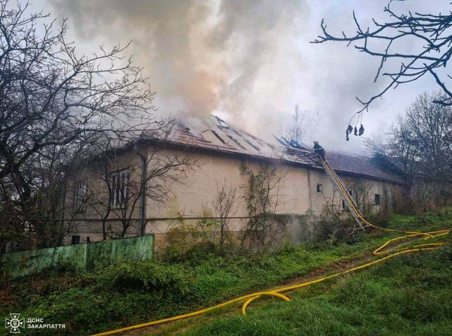 У селі на Мукачівщині горів будинок. Постраждав чоловік