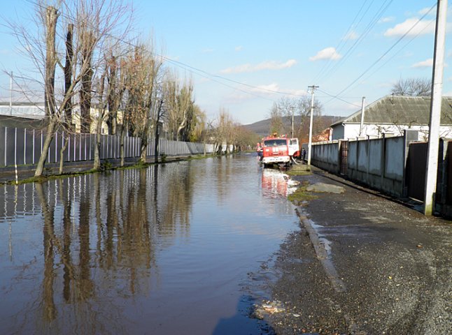 Ужгородські рятувальники відкачували воду з вулиці Гранітної 