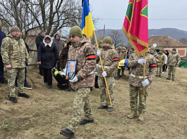 Без батька лишилися шестеро синів та донька: в області в останню путь провели полеглого воїна