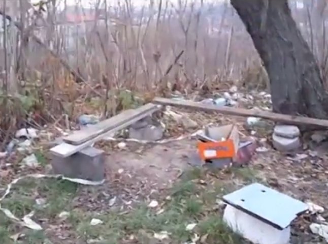 Район БАМу в Ужгороді перетворили, фактично, на великий смітник (ВІДЕО)