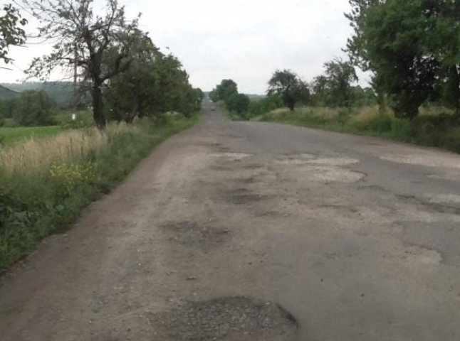 Обласні депутати просять виділити кошти на ремонт доріг між угорськомовними селами Мукачівщини