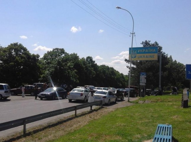 Власники автівок з іноземною реєстрацією блокують рух на українсько-словацькому кордоні на КПП "Ужгород"