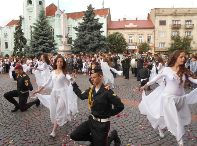 Майбутні військові вальсували на центральній площі міста (ФОТО)