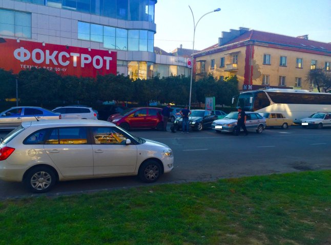 ДТП в Ужгороді: "Мерседес" протаранив два автомобілі