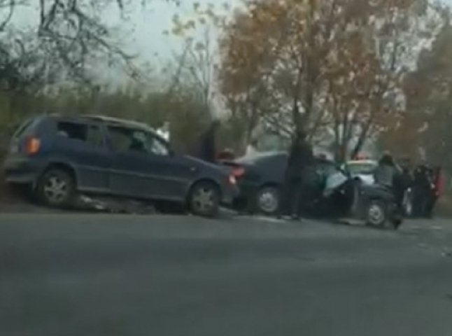 На виїзді з Хуста зіткнулись два автомобілі