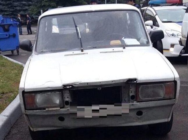 Група осіб грабувала в Ужгороді автомобілі та зливала з бензобаків паливо