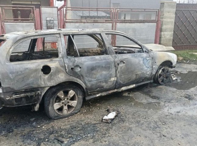 Закарпатцеві спалили автомобіль: фото та подробиці від поліції