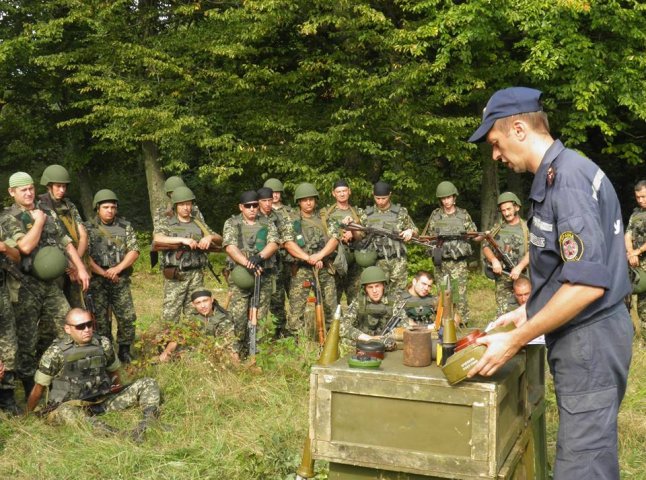 Піротехніки ДСНС провели заняття з оперативно-бойовою прикордонною комендатурою Чопського прикордонного загону