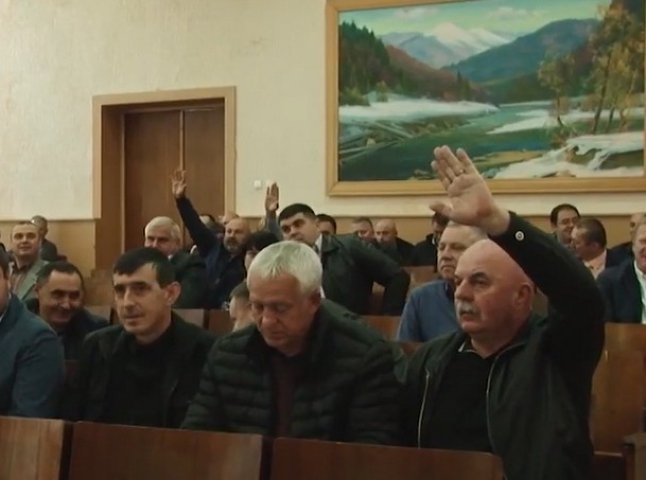 "Такого безладу у районі ще не було": на сесії Мукачівської райради виник скандал