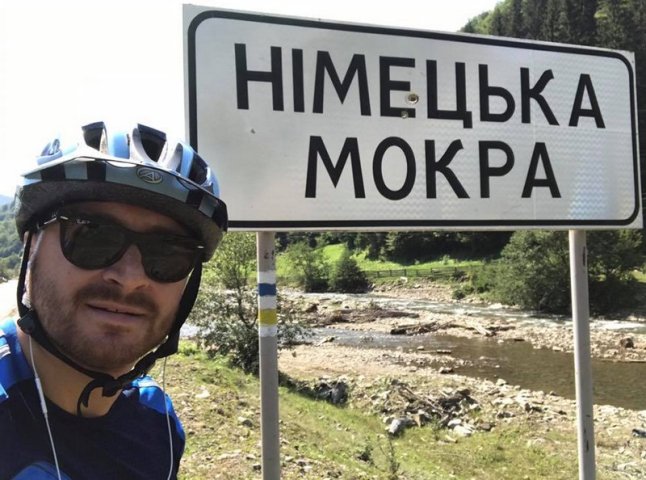 Лідер гурту «СКАЙ» на велосипеді мандрував гірськими селами Закарпаття