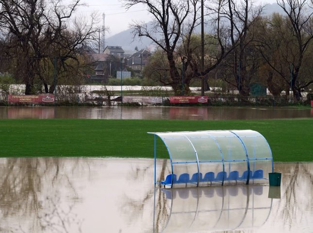 На Ужгородщині вода затопила три футбольних поля, земельні угіддя та пляж з будиночками в Оноківцях