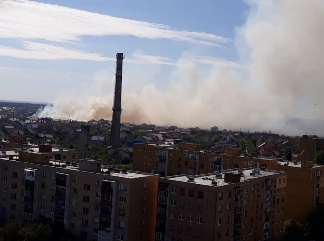 Біля Ужгорода сталася пожежа: клуби диму видно у всіх частинах міста