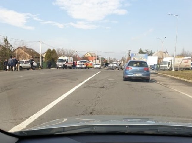 На в’їзді в Ужгород трапилась аварія. На місці ДТП працюють поліцейські, медики і рятувальники