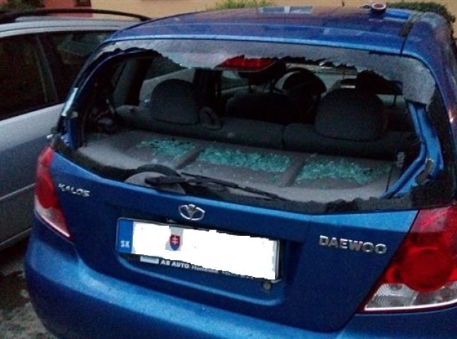 В Ужгороді вночі невідомі розтрощили автомобіль