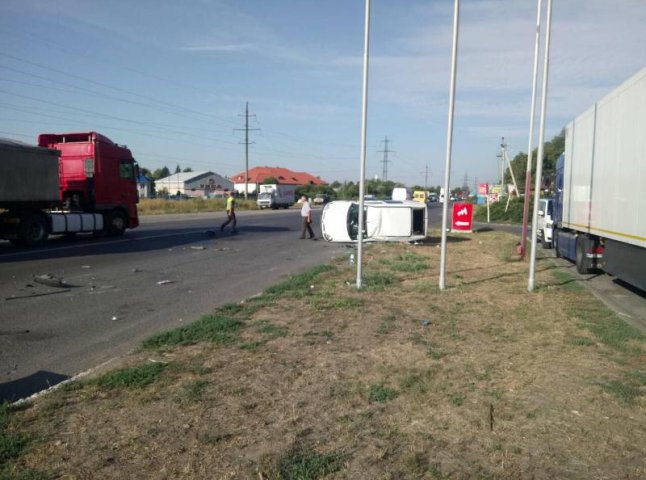ДТП у Мукачеві: від удару одна автівка перекинулась