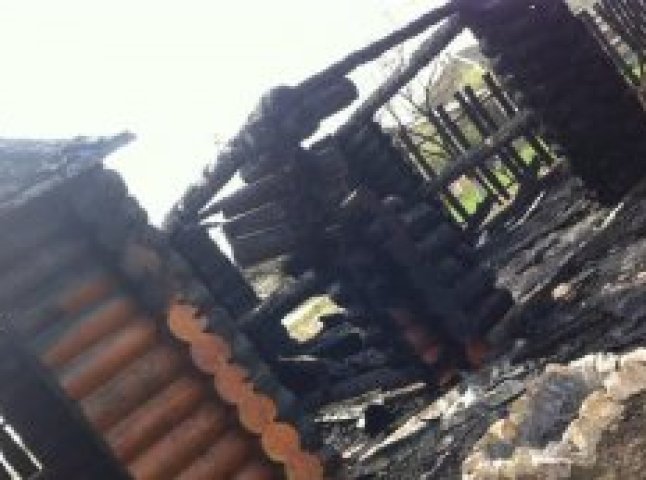 На Ужгородщині невідомий чоловік підпалив кафе "Кантрі", камери відеоспостереження все зафіксували