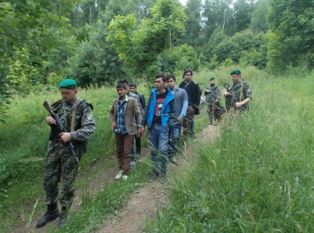 Закарпатські прикордонники вдруге за добу затримали групу нелегалів з Афганістану