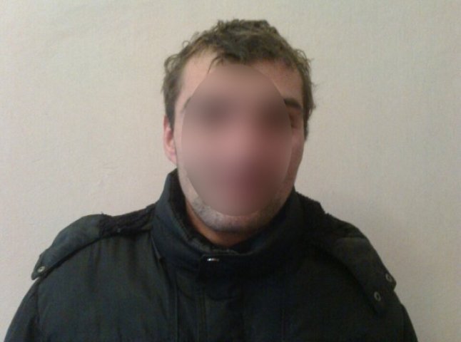 У Мукачеві поліцейські затримали юнака, який обікрав жінку, у якої раніше підробляв