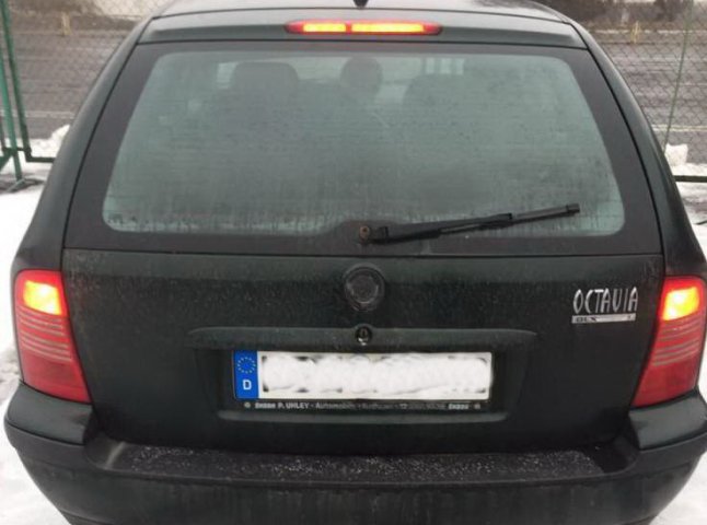 Чопські прикордонники затримали автомобіль з підробленим документом