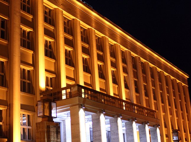 Вчора ввечері будівлю ОДА та обласної ради освітили 88 прожекторів (ФОТО)