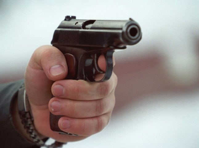 У Великодню ніч у Берегові сталася стрілянина: чоловік поранив молодика з бойового пістолета