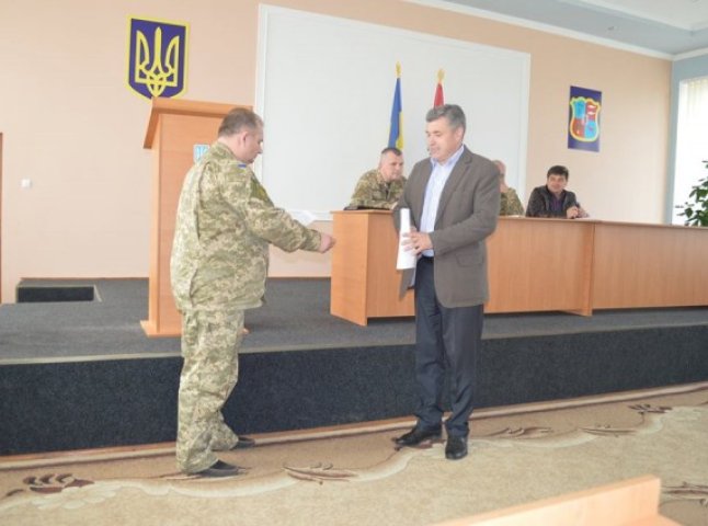 Сільським головам Іршавщини військові комісари вручили повістки під час наради (ФОТО)