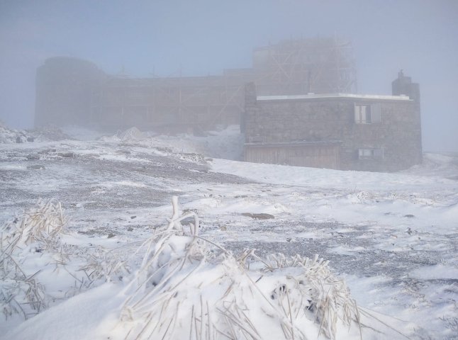 Світанок на високогір’ї Закарпаття: морозець та невеликий сніг 