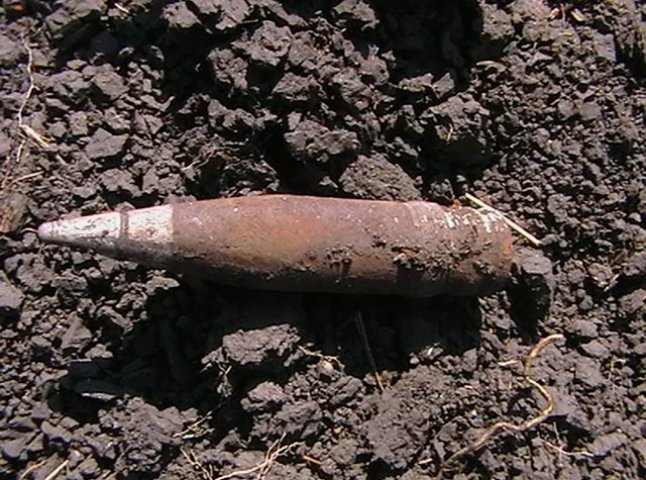 Небезпечний артилерійський снаряд виявили на Ужгородщині