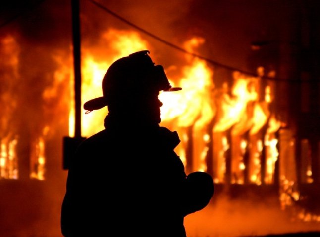 Пожежники врятували життя жінці, яка не могла самостійно вибратися із палаючої будівлі
