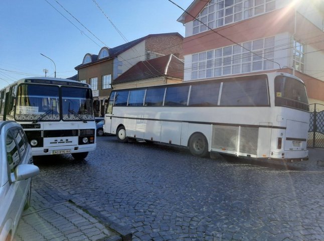 У Мукачівській ОТГ курсують автобуси: кого вони перевозять