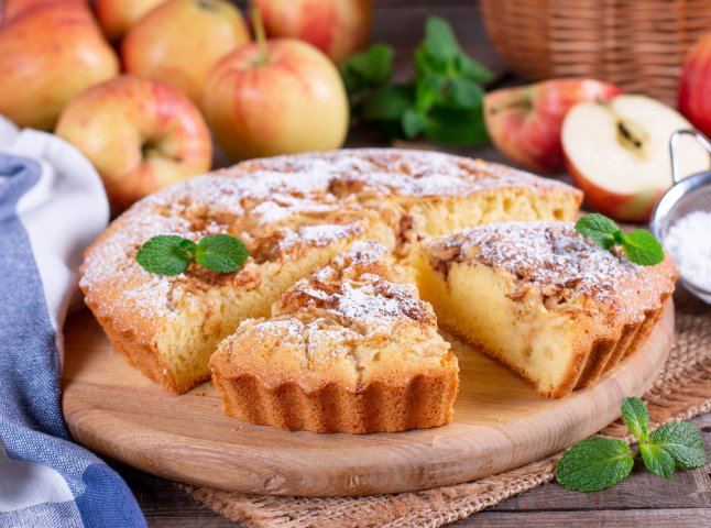 Шарлотка з яблуками: рецепт у духовці