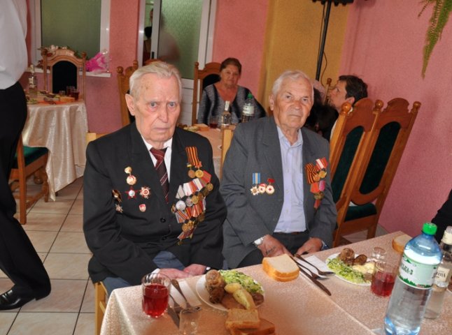 Мер Мукачева випив з ветеранами "фронтові" 100 грам (ФОТО)