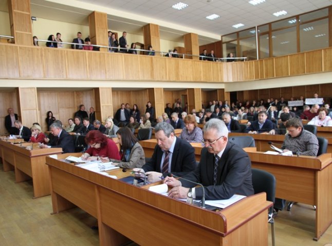 Депутати Ужгородської міськради вже напрацювались, сесія перенесена на "після свят"