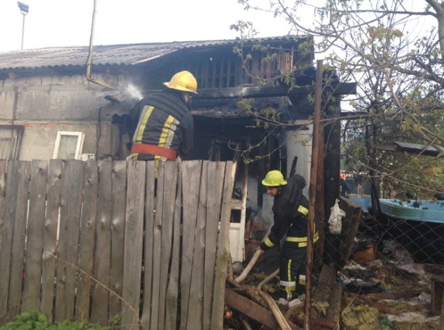 Пожежники врятували будинок багатодітної родини від повного знищення