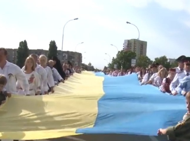 У День Прапора закарпатці розгорнули 100-метровий національний стяг